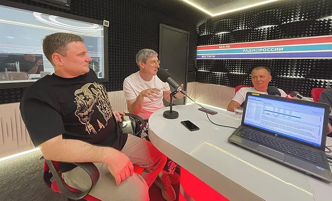 Геннадий Нечаев, Константин Омельчак и Алексей Коростелёв в студии радиостанции «Маяк» (Краснодар, 2023 год)